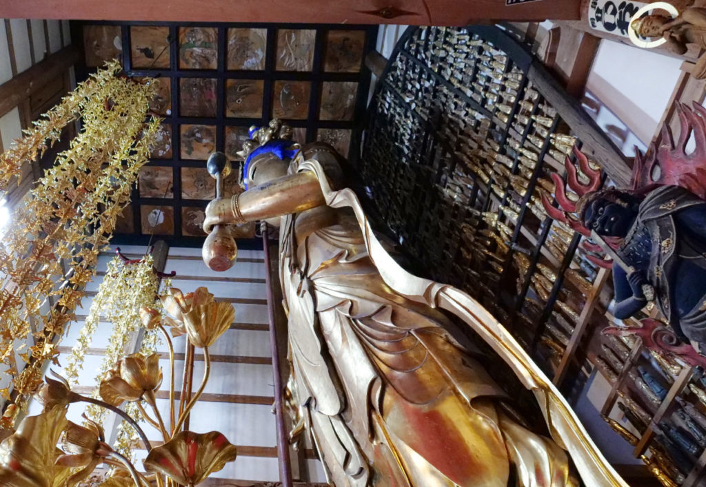 大仏と天井に描かれた絵