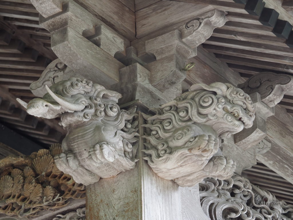 柱の彫刻「獏」