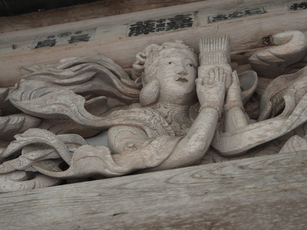 梁の彫刻「天女」