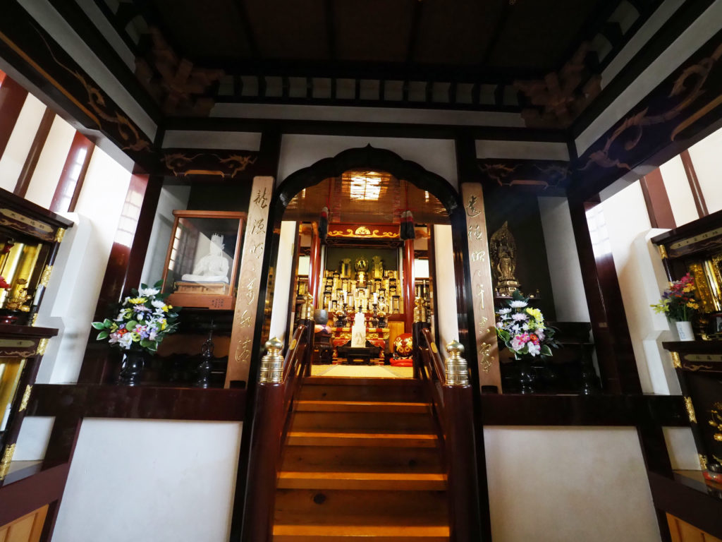 龍源寺内にある生駒家の御霊屋の入り口